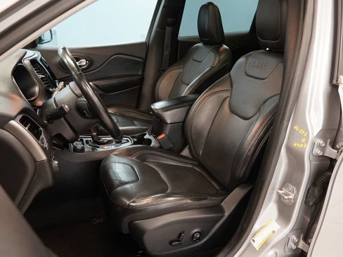 Used 2019 Jeep Cherokee Limited AWD/4WD image 3