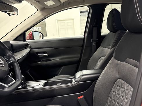 Used 2025 Nissan Kicks SV image 4