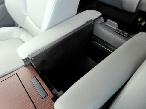 Used 2024 Toyota Sienna XLE image 53