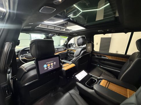 Used 2022 Jeep Grand Wagoneer Series III AWD/4WD image 27