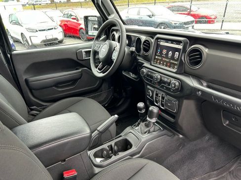 Used 2023 Jeep Wrangler Unlimited w/ Sun & Screen Package image 38