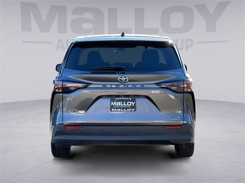 Used 2024 Toyota Sienna LE image 3