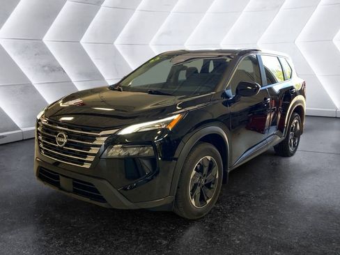 Used 2024 Nissan Rogue SV image 3