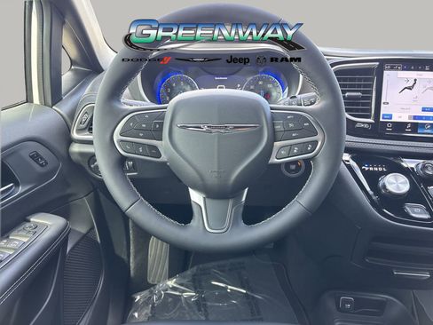 New 2026 Chrysler Pacifica Select image 13