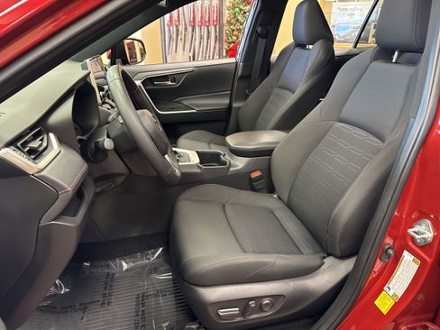 Used 2024 Toyota RAV4 SE w/ Weather & Moonroof Package image 30