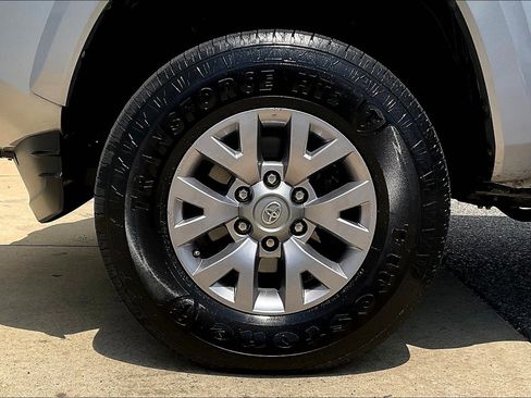 Used 2018 Toyota Tacoma SR5 RWD image 9