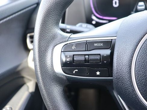 Used 2025 Kia Sportage LX image 17
