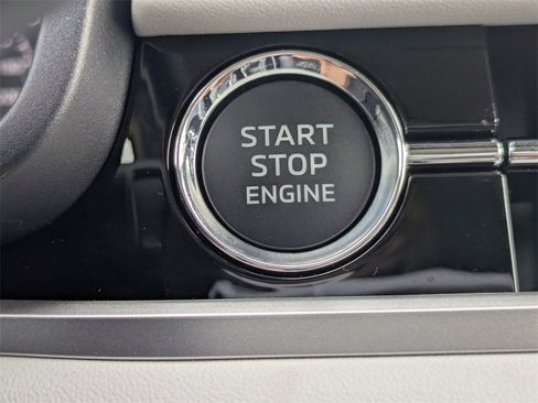 New 2025 Mitsubishi Outlander SE image 31