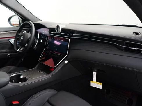 Used 2025 Maserati Grecale GT image 17