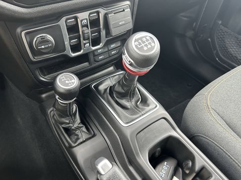 Used 2024 Jeep Gladiator Sport image 16