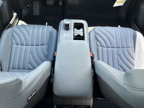 New 2025 Nissan Ariya Platinum image 5