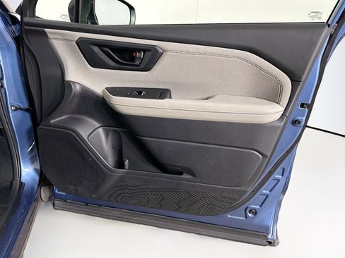 Used 2025 Subaru Forester Premium image 33