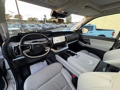 Certified 2025 Ford Expedition Platinum image 18