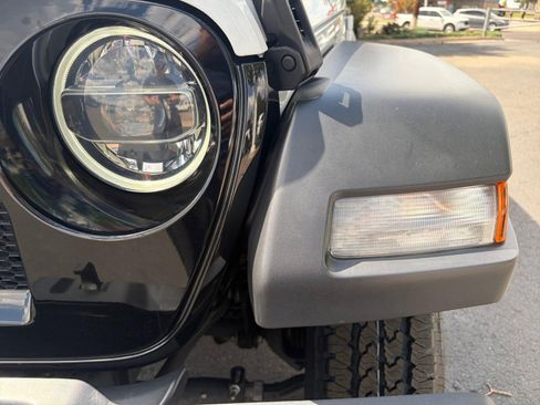 Used 2022 Jeep Wrangler Sport AWD/4WD image 9
