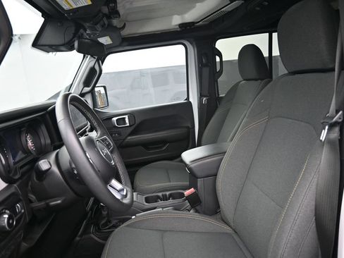Used 2025 Jeep Wrangler Unlimited Sahara AWD/4WD image 15