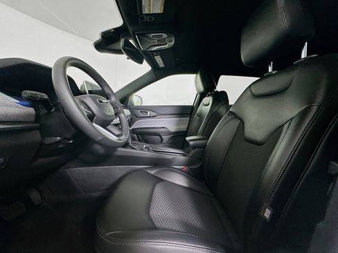 Used 2025 Jeep Compass Latitude image 13