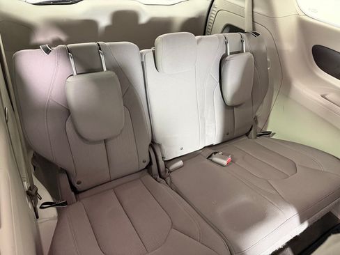 Used 2017 Chrysler Pacifica Touring w/ Tire & Wheel Group FWD image 25