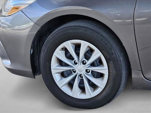 Used 2017 Toyota Camry LE FWD image 9
