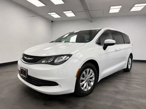 Used 2017 Chrysler Pacifica Touring w/ Tire & Wheel Group FWD image 2