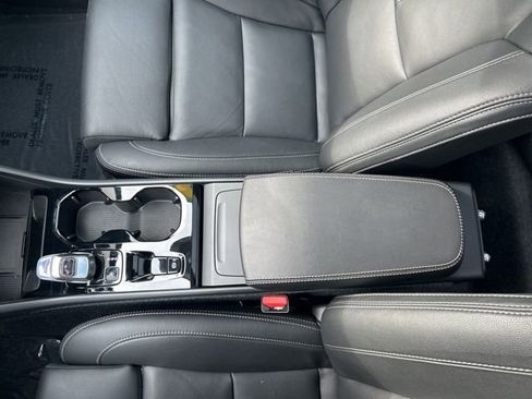 Certified 2025 Volvo XC40 B5 Plus AWD/4WD image 26