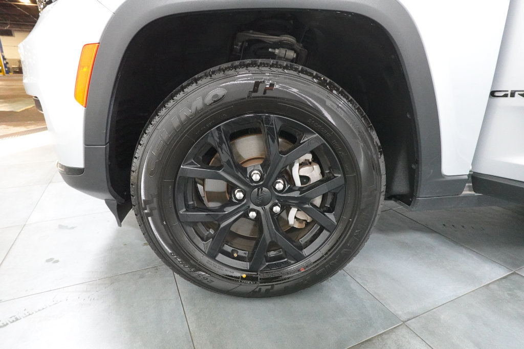 Used 2024 Jeep Grand Cherokee L Laredo AWD/4WD image 35