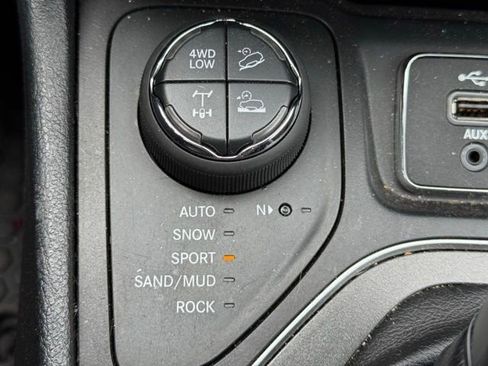 Used 2019 Jeep Cherokee Trailhawk w/ Comfort/Convenience Group AWD/4WD image 16