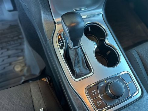 Used 2020 Jeep Grand Cherokee Laredo image 20