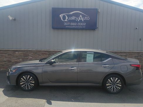 Used 2024 Nissan Altima 2.5 SV FWD image 1