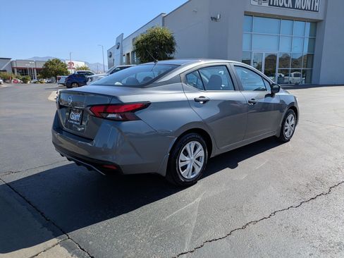 Used 2021 Nissan Versa S FWD image 3