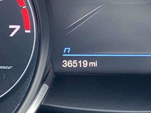 Used 2022 Alfa Romeo Stelvio Veloce image 3