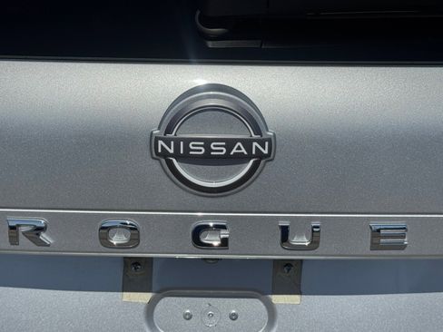Used 2023 Nissan Rogue SV w/ SV Premium B Package FWD image 11