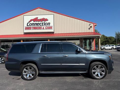 Used 2019 Cadillac Escalade ESV Luxury RWD image 3