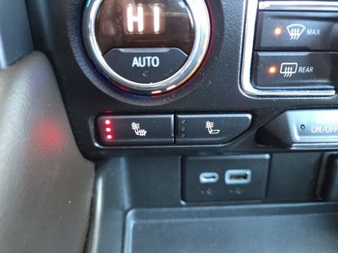 Used 2021 Chevrolet Suburban Z71 w/ Z71 Signature Package image 7