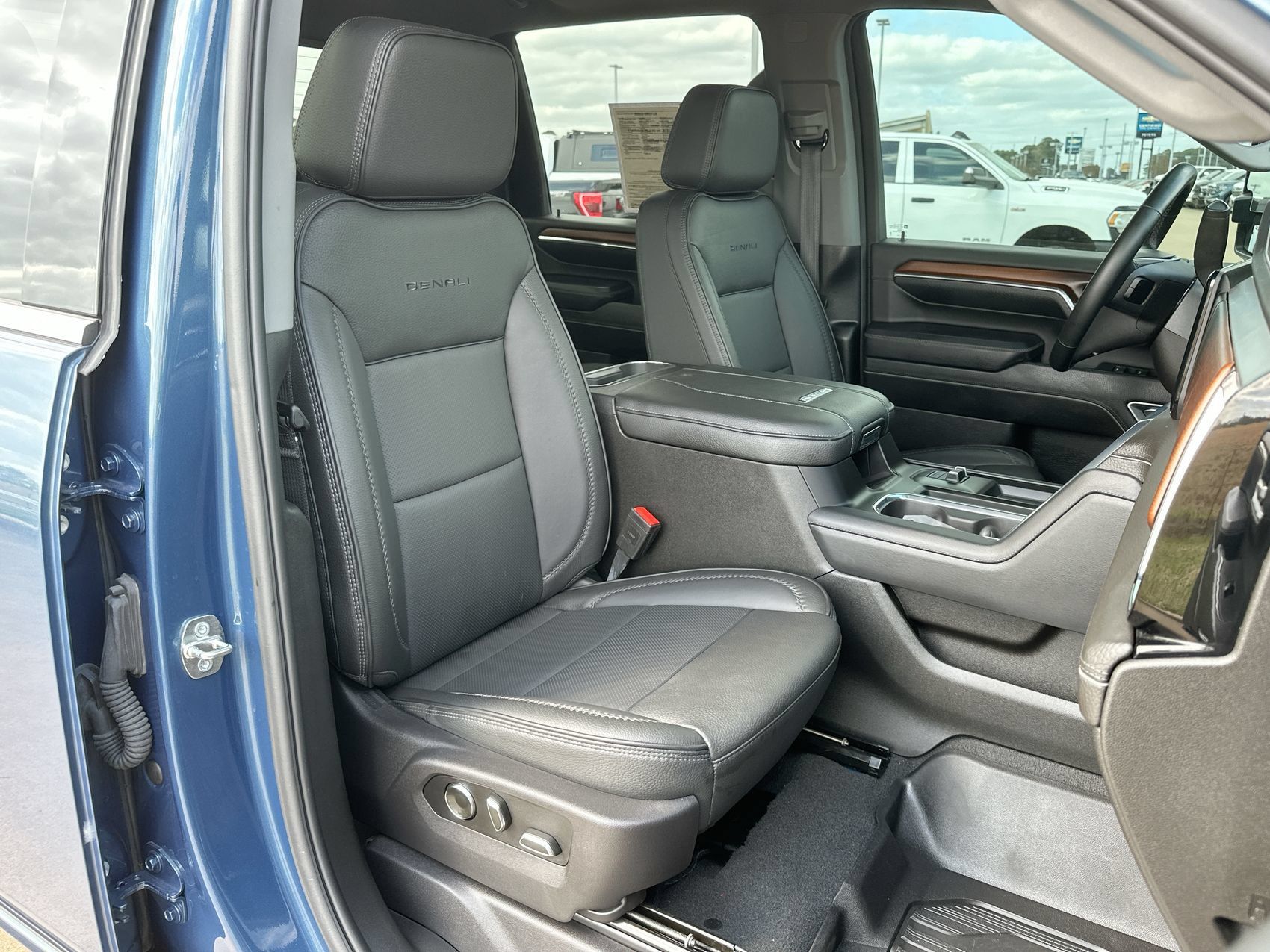 Used 2024 GMC Sierra 2500 Denali w/ Denali Reserve Package AWD/4WD image 23