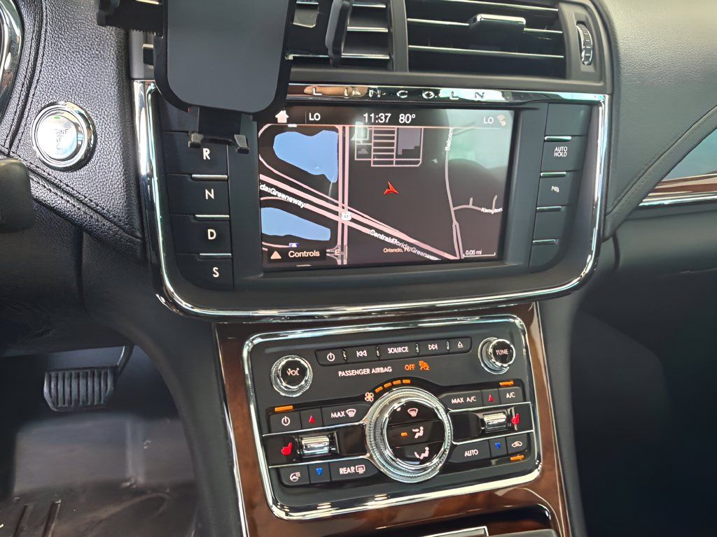 Used 2018 Lincoln Continental Select w/ Continental Climate Package AWD/4WD image 17
