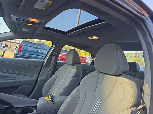 Used 2025 Hyundai Elantra SEL image 8