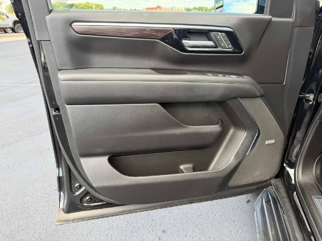 Used 2025 Chevrolet Tahoe Premier AWD/4WD image 28