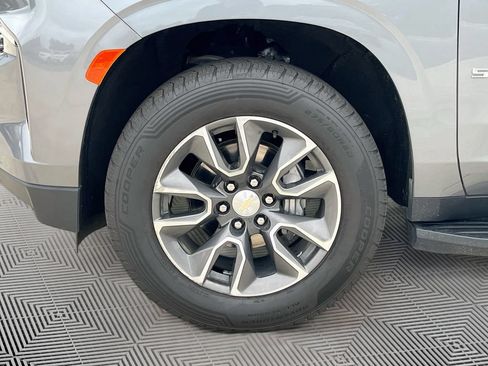 Used 2021 Chevrolet Suburban LT w/ Luxury Package RWD image 11