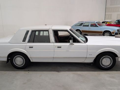 Used 1988 Lincoln Town Car RWD image 14