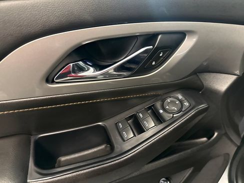 Used 2020 Chevrolet Traverse LT FWD image 18