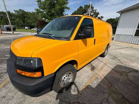 Used 2018 Chevrolet Express 2500 RWD image 2
