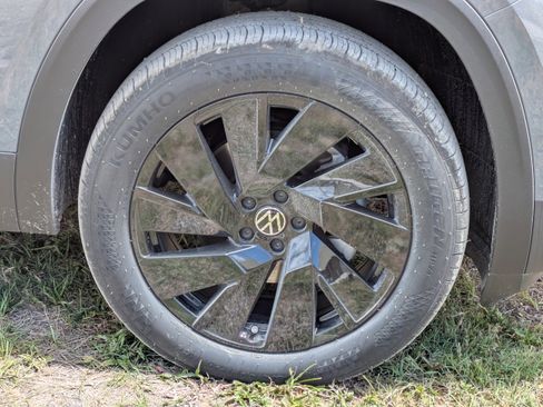 New 2026 Volkswagen Atlas Cross Sport SE FWD image 11