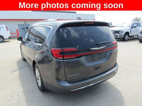 Used 2021 Chrysler Pacifica Touring-L FWD image 3