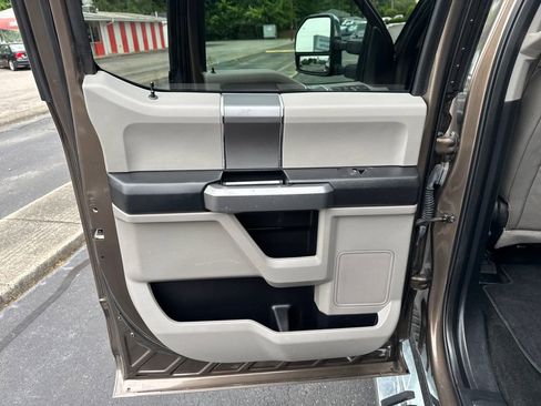 Used 2017 Ford F250 XLT w/ XLT Premium Package AWD/4WD image 37