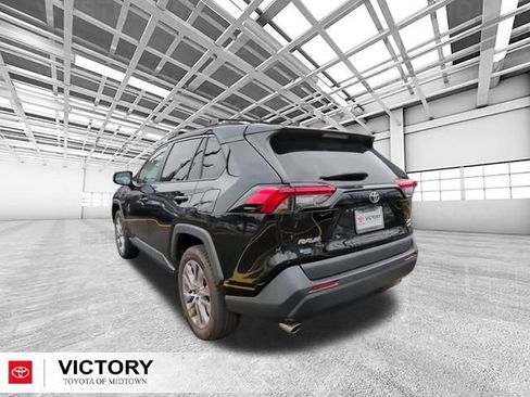 Used 2022 Toyota RAV4 XLE Premium AWD/4WD image 6