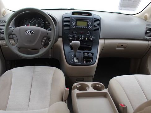 Used 2010 Kia Sedona LX image 23