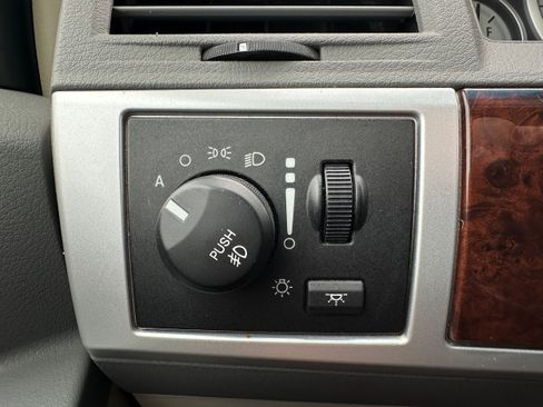 Used 2010 Chrysler Town & Country Touring FWD image 19