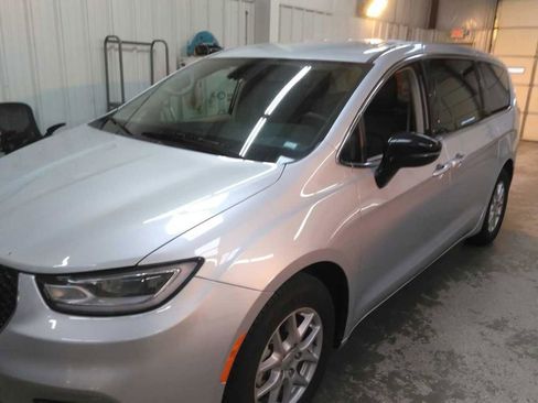 Used 2024 Chrysler Pacifica Touring-L image 5