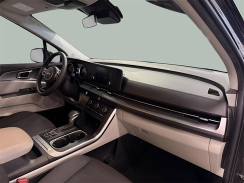 Used 2022 Kia Carnival LX image 9