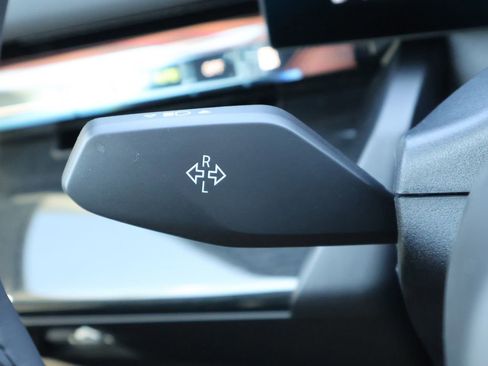 New 2026 BMW 550e xDrive image 37